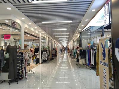 到點(diǎn)就關(guān)門(mén)？即墨服裝市場(chǎng)深夜閉門(mén)困客，商戶(hù)嘆息 剛回流的人氣又散了